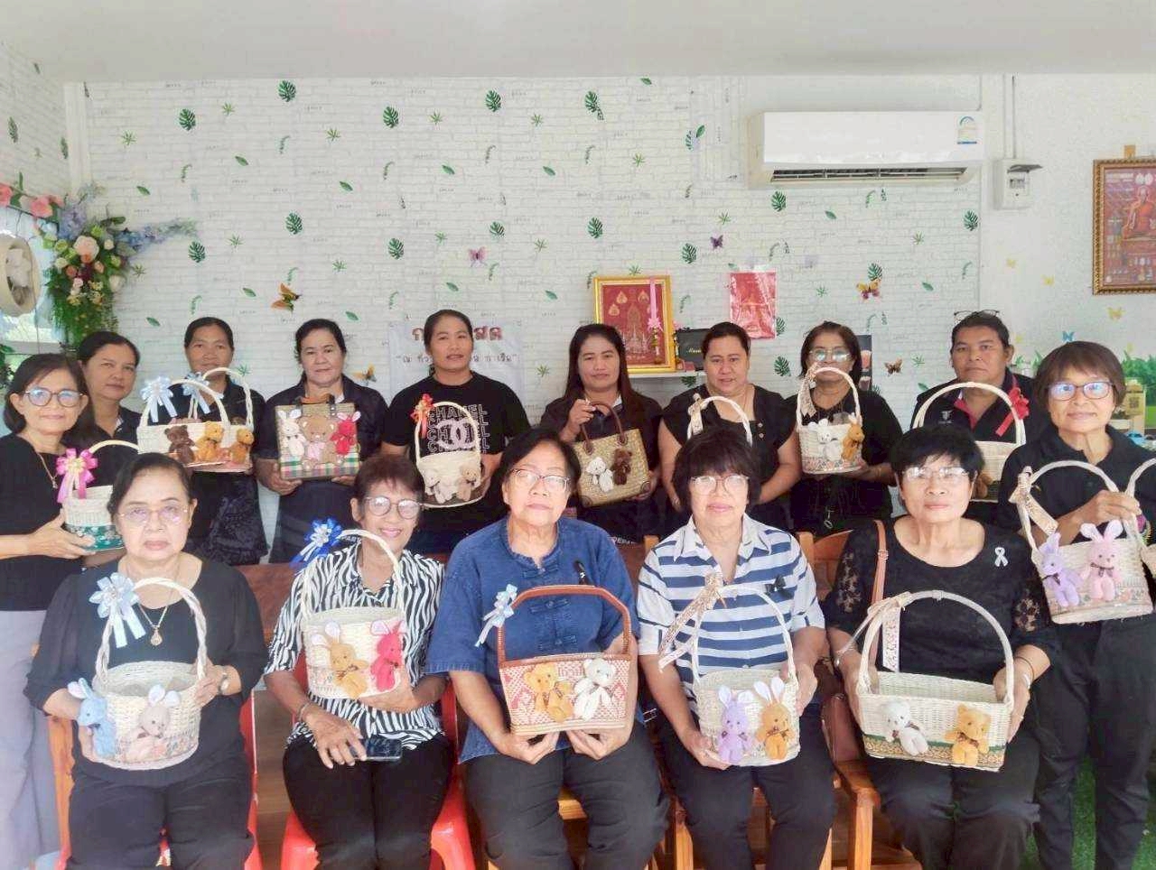 สพอ.ท่าเรือ คณะกรรมการพัฒนาสตรีอำเภอท่าเรือ ร่วมกิจกรรมตกแต่งตะกร้า ภายใต้ "โครงการฝึกอาชีพสตรี"