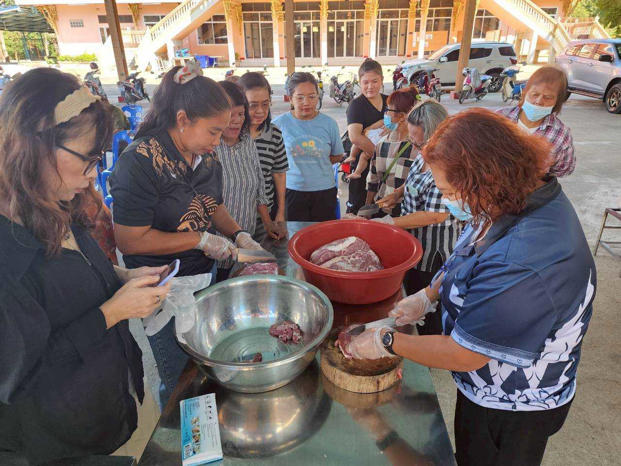 สพอ.ท่าเรือ: จัดโครงการส่งเสริมและพัฒนาอาชีพ กิจกรรมย่อยที่ 1 ส่งเสริมและพัฒนาอาชีพ ตามแนวทางสัมมาชีพชุมชน กิจกรรม สร้างสัมมาชีพชุมชนครัวเรือนที่ได้รับผลกระทบด้านอาชีพและรายได้ ที่มีศักยภาพและสามารถพัฒนาได้