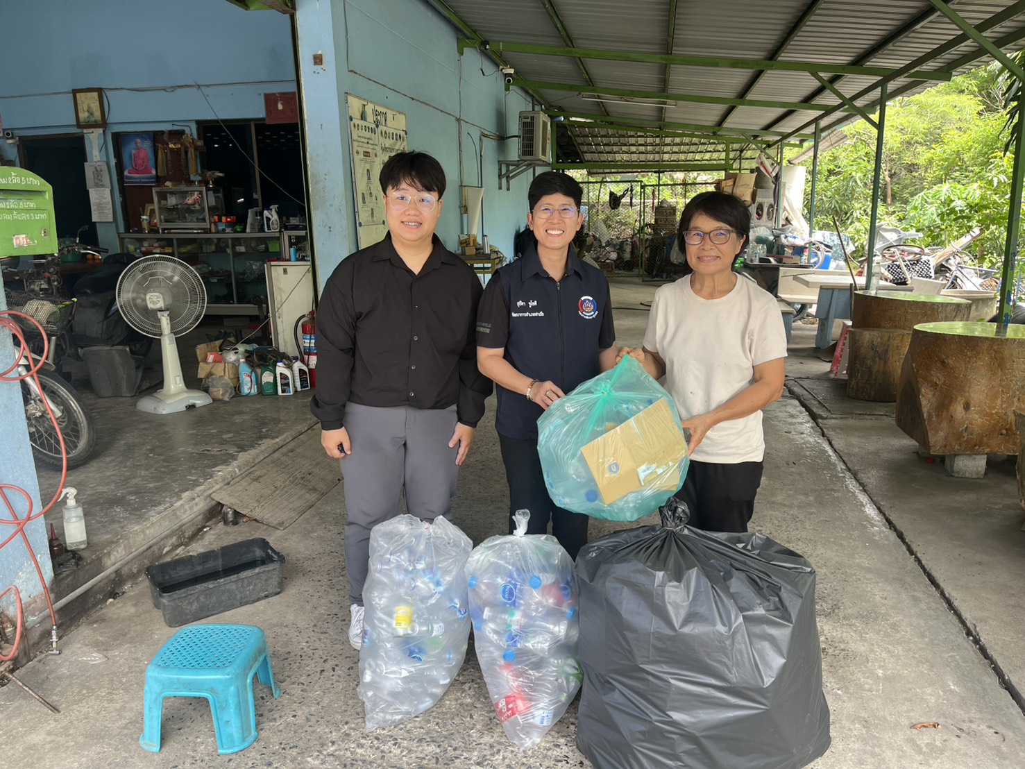 📢 สพอ.ท่าเรือ ⚓ : ร่วมส่งมอบขวดพลาสติกใช้แล้ว สนับสนุนการบริหารจัดการขยะและช่วยเหลือครัวเรือนเปราะบางในชุมชน